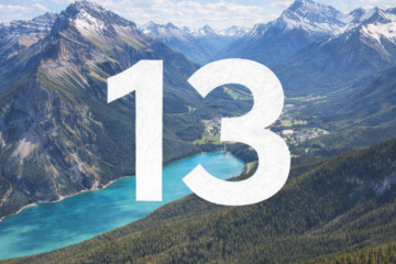 Une vue du parc national de Banff avec le chiffre 13 intégré dans le paysage des Rocheuses canadiennes.