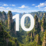 Parc national de Zhangjiajie en Chine sous ciel bleu avec grand chiffre 10 blanc semi transparent au centre.