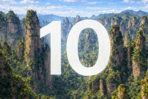 Parc national de Zhangjiajie en Chine sous ciel bleu avec grand chiffre 10 blanc semi transparent au centre.
