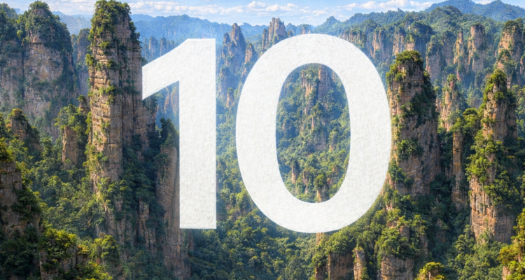 Parc national de Zhangjiajie en Chine sous ciel bleu avec grand chiffre 10 blanc semi transparent au centre.